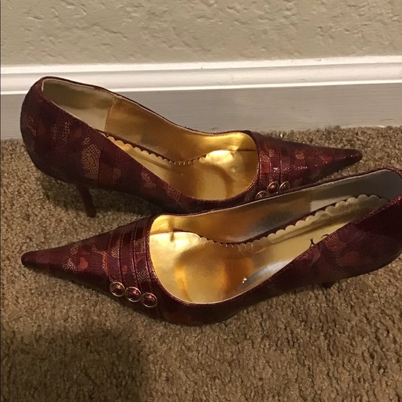NWOT Beautiful Burgundy and Gold heels - Picture 3 of 3